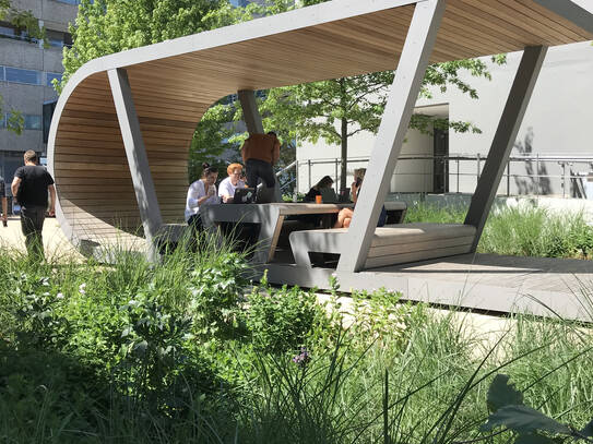 Das Außengelände bietet modern gestaltete Sitzmöglichkeiten