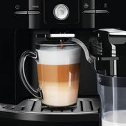 Eine kompakte Maschine für hervorragenden Cappuccino.