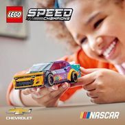 Ein NASCAR® Spielzeugauto aus LEGO® Steinen