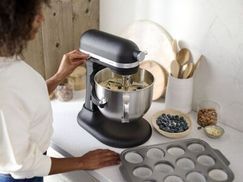 Der Mixer, der Leistung, Размер und Ästhetik vereint