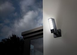 KAMERA UND INTELLIGENTES FLUTLICHT IN EINEM.