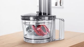 Smoothies zubereiten dank inkludiertem Mixaufsatz.