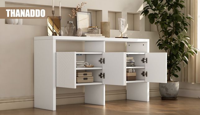 Minimalistischer, geräumiger Flurschrank