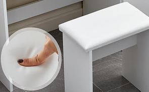 EIN WEICHER UND BEQUEMER ANKLEIDEHOCKER