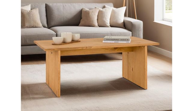 Stilvoller Couchtisch SALTO aus Massivholz für moderne Wohnzimmer