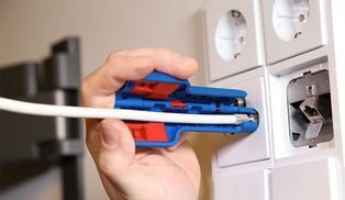 Schritt 2: F Stecker aufschrauben und montieren