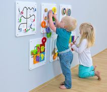 Vielfältige Motorik Förderung an der Wand