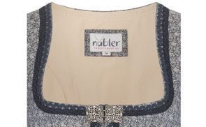 Eleganter Ausschnitt mit abgestimmter Borte: