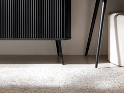 Kommode mit stabilen Metallbeinen: