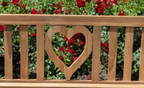Gartenbänke mit Symbolen – persönliche Akzente setzen
