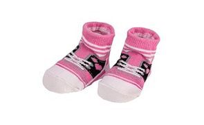 Sneakers mit gestreiften Socken 