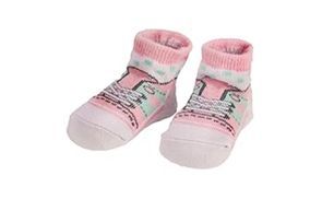 Rosa Sneakers mit gepunkteten Socken 