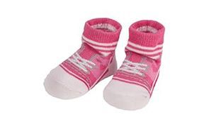 Pinke Sneakers mit gestreiften Socken 
