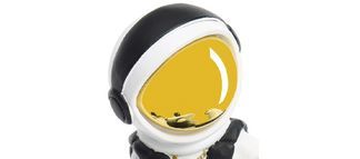 Goldverchromter Helm als Eye Catcher 