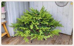 Montage des ersten Teils des Weihnachtsbaums