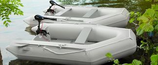 Boot mit Außenbordmotor im Set