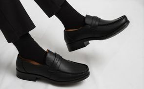 Schwarze und braune Herren Schuhe