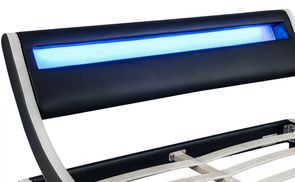Doppelbett mit Lichtleiste – für eine angenehme Atmosphäre