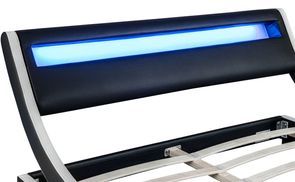 Doppelbett mit Lichtleiste – für eine angenehme Atmosphäre