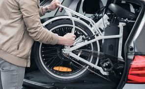  Das NEMESIS Elektro- Klappfahrrad hat einen faltbaren Lenke