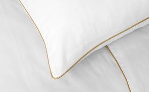 Umlaufender Saum in Gold
