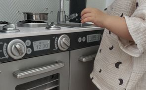 Spielerisches Kochen mit drehbaren Herdknöpfen