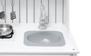 Praktische Spüle mit Wasserhahn für interaktives Spielen