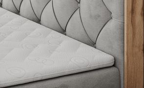 Komfortabler Schlaf: Gepolstertes Bett mit Topper