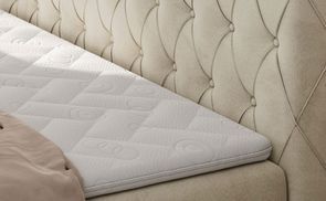 Komfortabler Schlaf: Gepolstertes Bett mit Topper