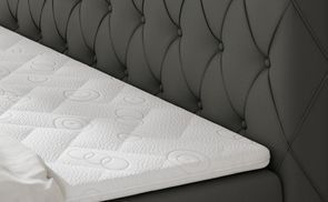 Komfortabler Schlaf: Gepolstertes Bett mit Topper