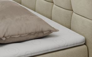 Komfortabler Schlaf: Gepolstertes Bett mit Topper