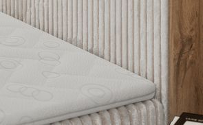 Komfortabler Schlaf: Gepolstertes Bett mit Topper