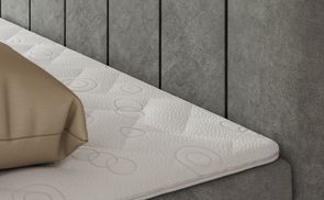 Komfortabler Schlaf: Gepolstertes Bett mit Topper