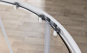 Mit doppelten ausklickbaren Türrollen