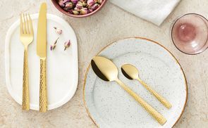Goldenes Besteckset Luxus für den gedeckten Tisch
