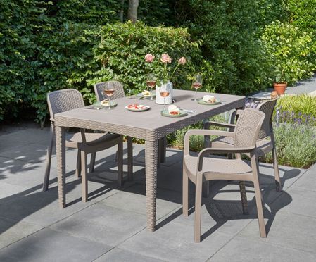 Der Girona Gartentisch ist für jede Gelegeneit ideal