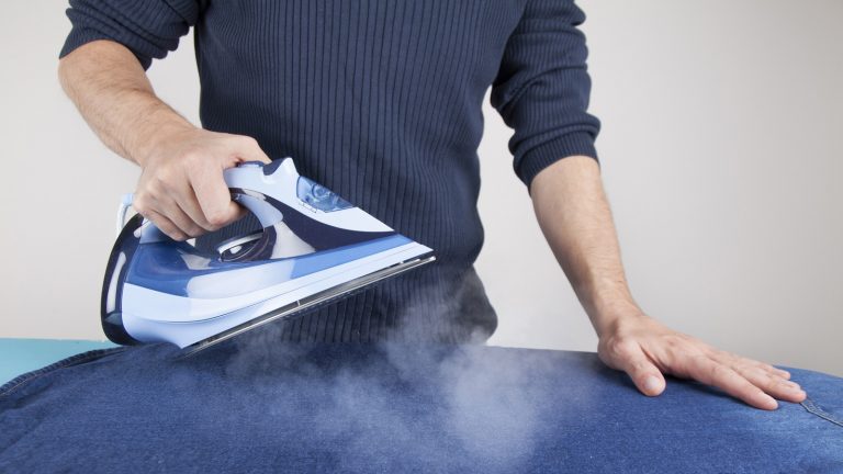 Wenn das Dampfbügeleisen tropft, sorgen Sie mit unseren Tricks wieder wie hier für Dampf statt Wasser.