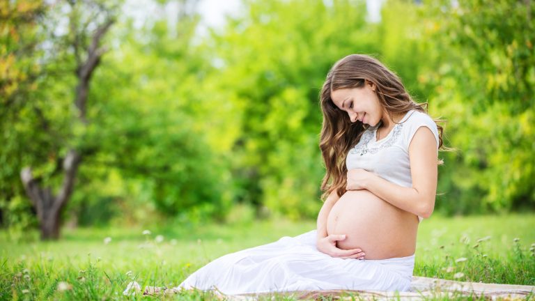 Babybauchfoto: Die Natur als Kulisse. Babybauchfoto Natur Sonnenlicht