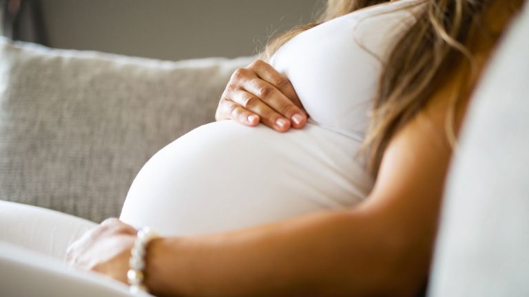 Babybauchfotos können Zuhause genauso schön werden wie in freier Natur. Babybauchfotos können Zuhause genauso schön werden wie in freier Natur.