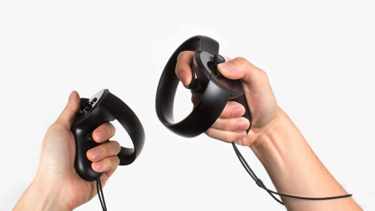 Oculus Touch-Controller Zwei Hände halten je einen Oculus Touch-Controller.