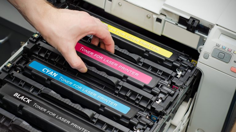 Toner gleichmäßig in der Kartusche verteilen Wiedereinsetzen einer Toner-Kartusche