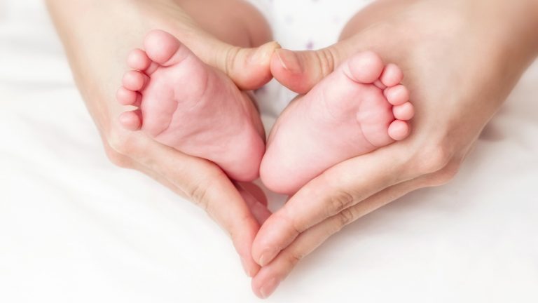 Kleine Babyfüße fotografieren