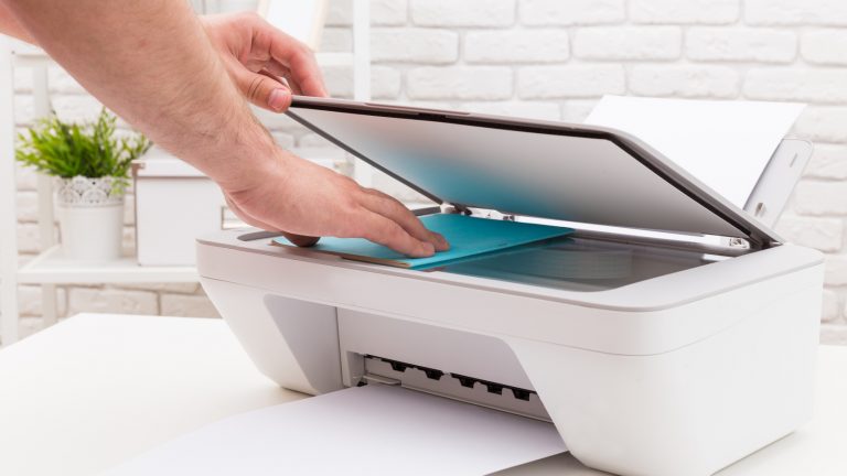 Auch bei einem Drucker mit Scanner ist das richtige Druckerpapier entscheidend Drucker mit Scanner und zwei Papiereinzüge