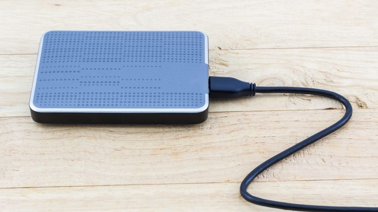 Ein USB-Kabel verbindet externe Festplatte und Computer. Externe Festplatte wird über USB-Kabel nicht mehr vom Mac erkannt.