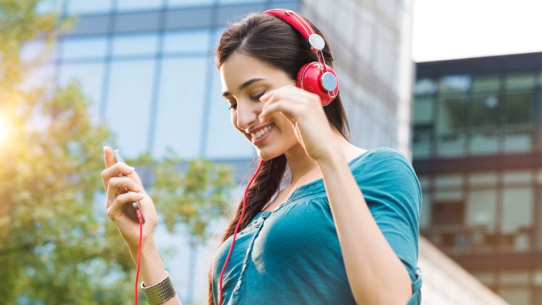 Mitsingen bei Apple Music: Bei iOS 10 zeigt das iPhone den Text an. iOS 10 Apple Music Musik hören Frau