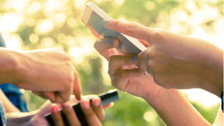iPhone mit iOS 10 bietet neue Möglichkeiten Nachrichten zu verschicken. iPhone Message iOS 10 Nachrichten verschicken