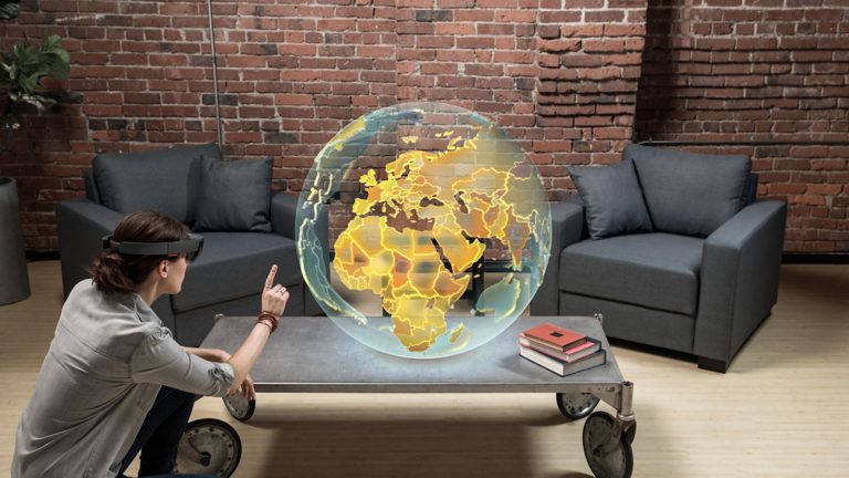 Die Microsoft HoloLens-Brille stellt Bilder räumlich dar und ist jetzt in Europa erhältlich.