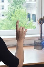 Für Nutzer der Augmented Reality-Brille Microsoft HoloLens scheinen Gegenstände im Raum zu stehen oder zu schweben.