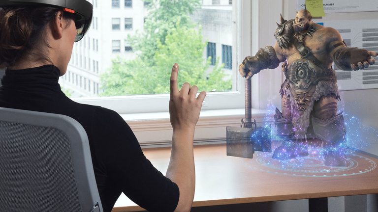 Für Nutzer der Augmented Reality-Brille Microsoft HoloLens scheinen Gegenstände im Raum zu stehen oder zu schweben.