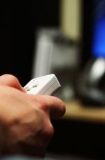Mann spielt Nintendo Wii – erscheint Nintendo NX März 2017?